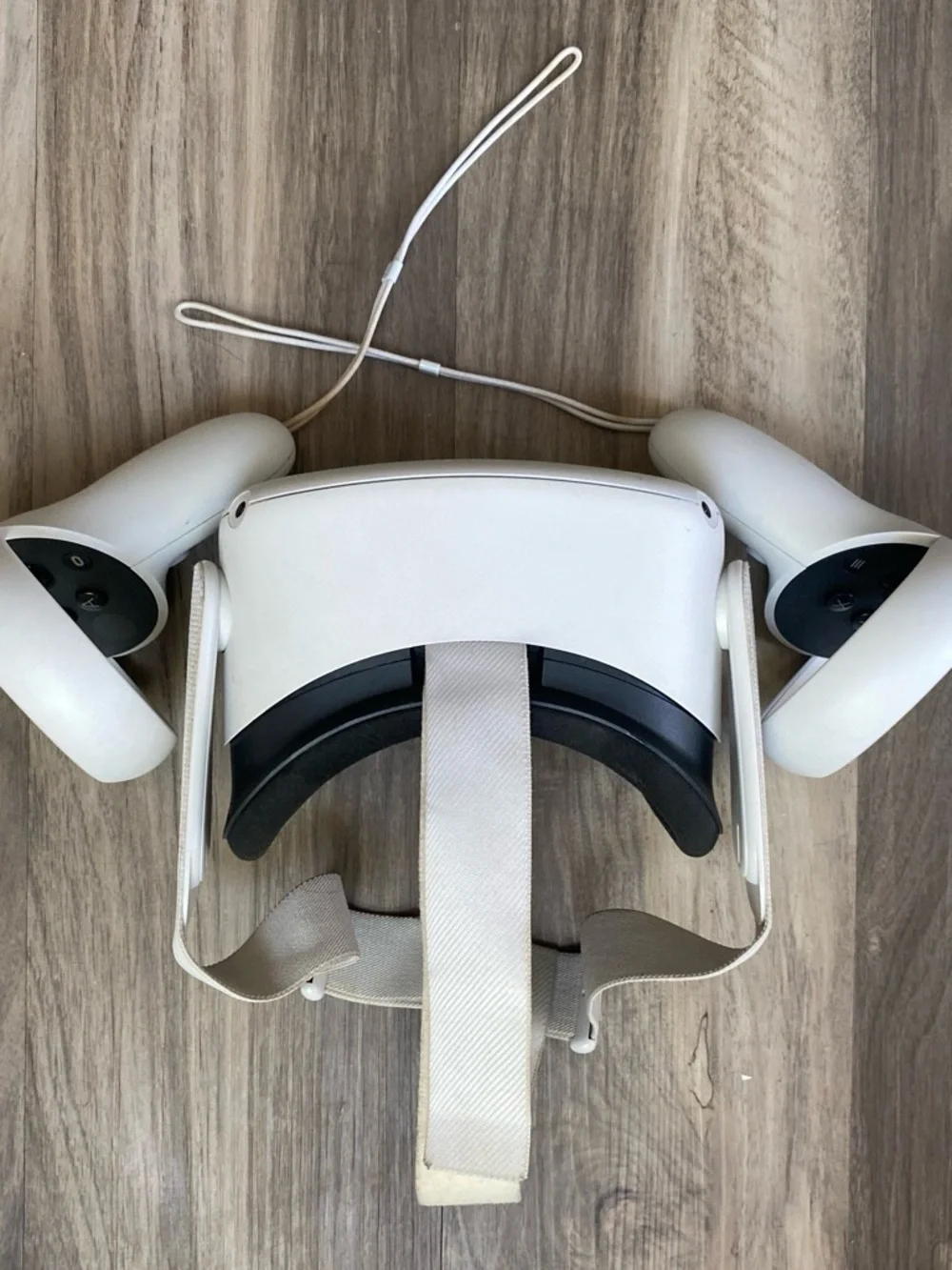 Quest 2 White VR Headset with White Touch Controllers